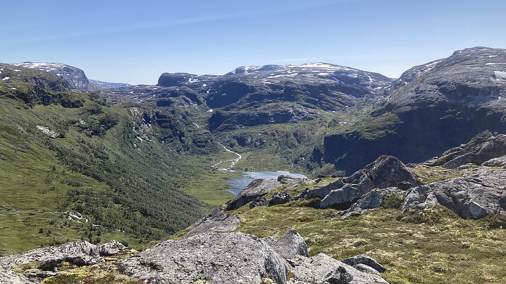 Flott utsikt vestover mot Slondalsvatnet med Skreppenut og Skorafjellet 1583 i bakgrunnen mot høyre. Mjølfjellet helt mot høyre.