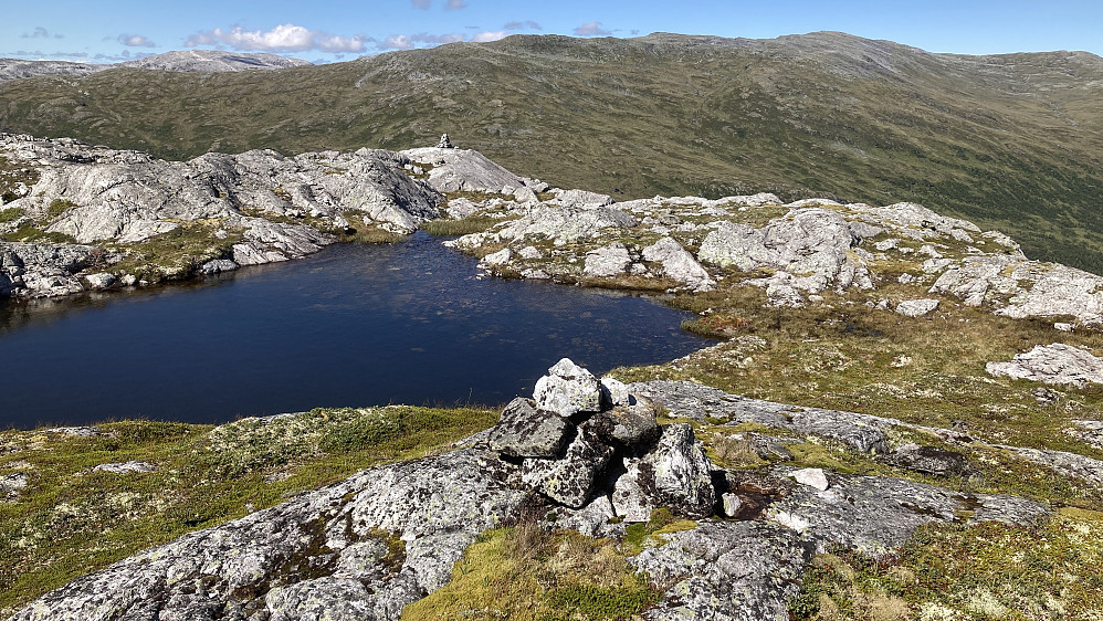 Fra varden på høyeste punkt nordover mot en større varde som står på et lavere sted. Eilivseggen i bakgriúnnen mot nord