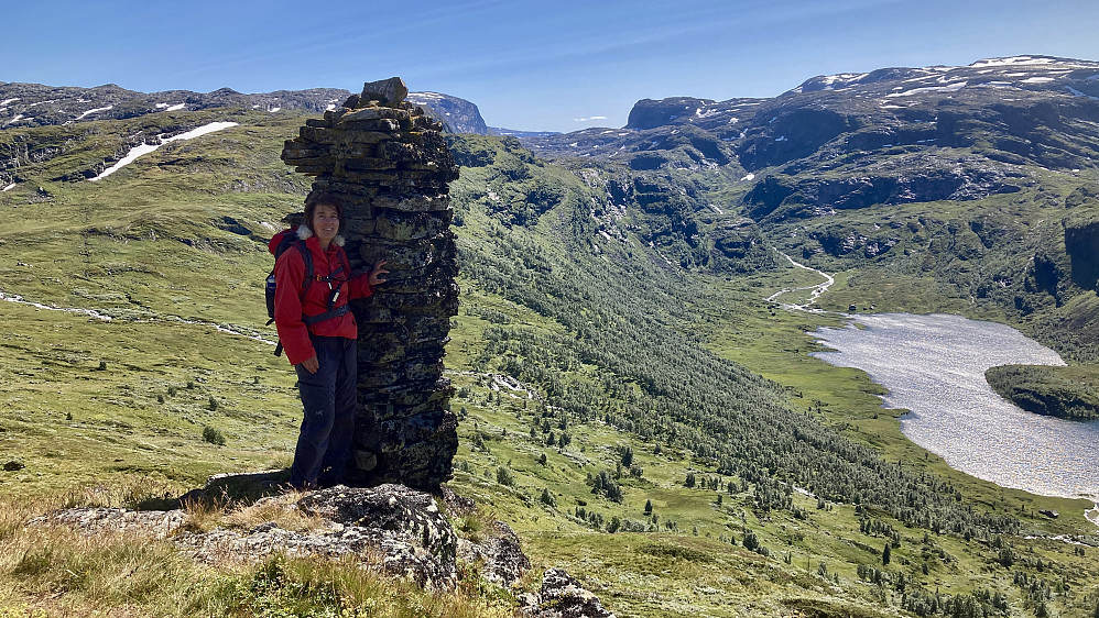 Liv Synnøve ved Storevarden. Utsikt sørover mot Slondalsvatnet med Vassfjøra og Skreppenuten i bakgrunnen