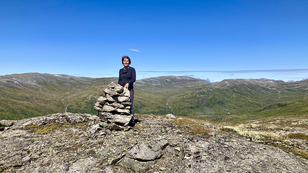 Liv Synnøve ved varden på Hervardseggi Vest. Foto mot nord Breidalen med Fossdalsskavlen i bakgrunnen (?).