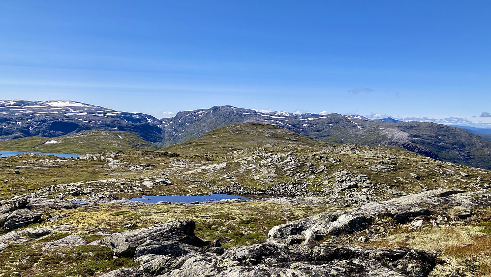 Hervardseggi. Fagerdalsvatnet mot venstre. I bakgrunnen Skorafjellet 1583 mot venstre og Mjølfjellet 1470 mot høyre
