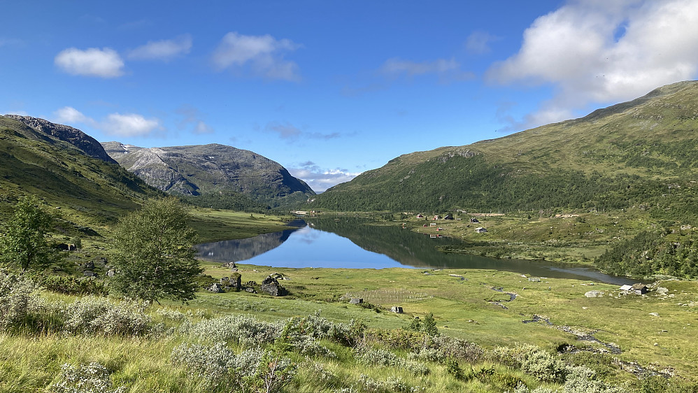 På vei oppover langs Dalabekkene. Stølsvollen på Dalen i forgrunnen. Uppsetedalen med Langavatnet. Langevasstølene mot høyre. Mjølfjellet i bakgrunnen mot venstre. Magnhildenuten helt i venstre billedkant.