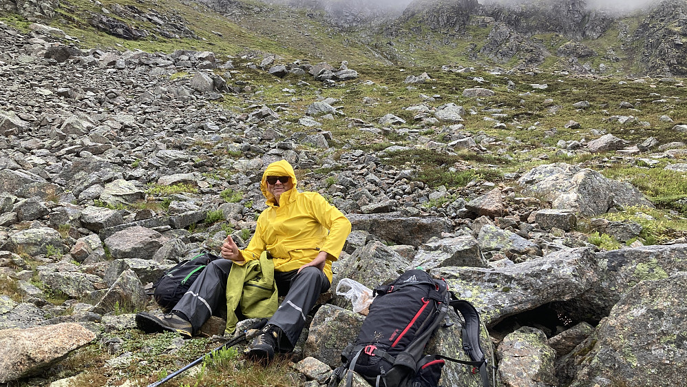 Matpause i Skjellesvikskaret 500moh. Været ble ikke som vi hadde håpet...