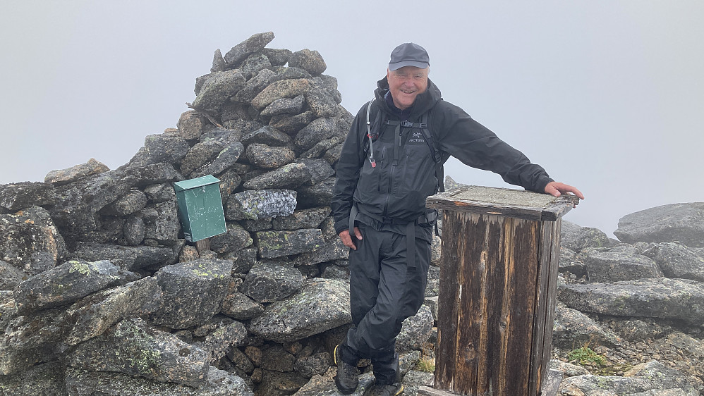 På toppen av Skjellesvikgalten 987 - høyest i Bjarkøy kommune. Foto Stig