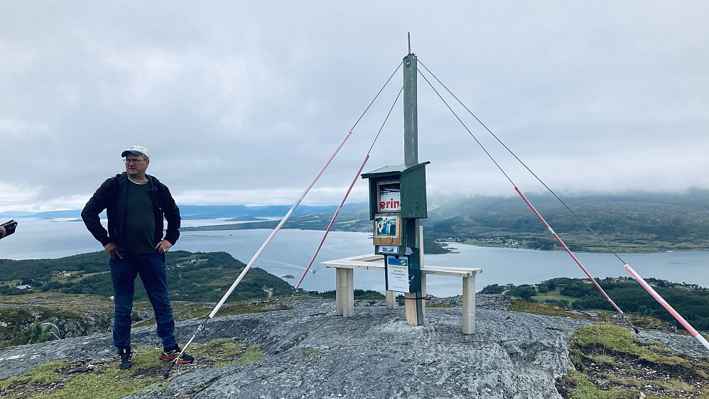 Trig-merke og stang på toppen av Veten. Her traff vi en hyggelig, lokalkjent kar som har hytte på Bjarkøy som ga oss lokalhistorie!