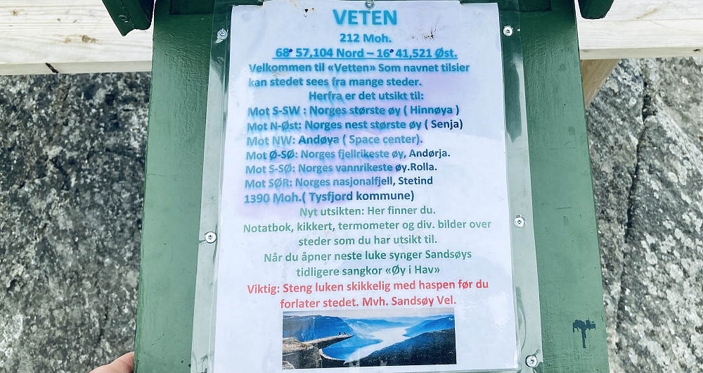 Turkassen på Veten er litt av en severdighet! Når innerste lokk på kassen åpnes strømmer det ut korsang fra Sandøys tidligere sangkor "Øy i Hav"! Første gang jeg har kommet til en turkasse med musikk!! Artig, sjarmerende og typisk nordnorsk påfunn!
