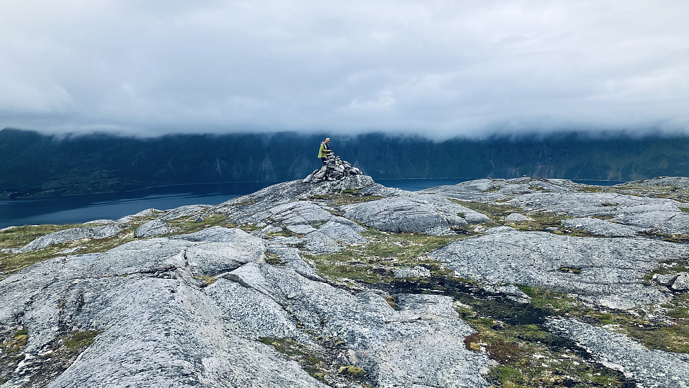 Stig ved varden på Falkeberget. Tåken skjuler dessverre fjellene på Grytøya!
