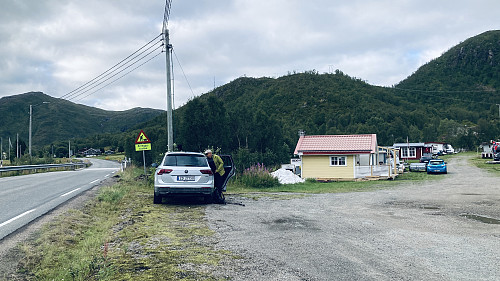 Parkering mellom vei og camping på nordsiden av elven