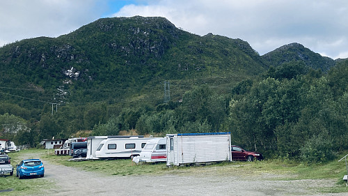 Campingplassen på Våtvoll. Brattfjellet 390 mot venstre. Kobberyggen 445 mot høyre