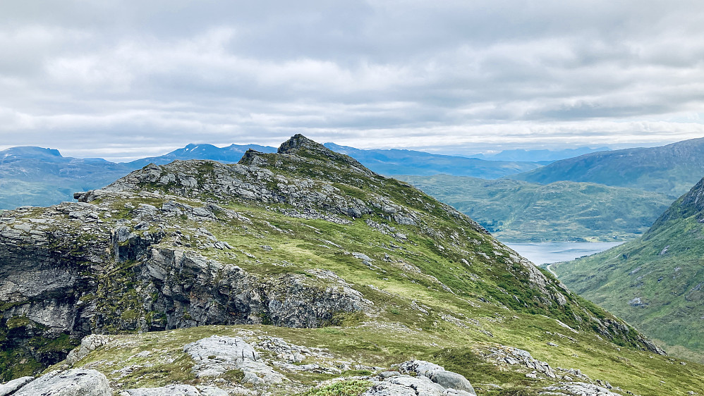 Tilbakeblikk over den humpete ryggen. Foto mot øst