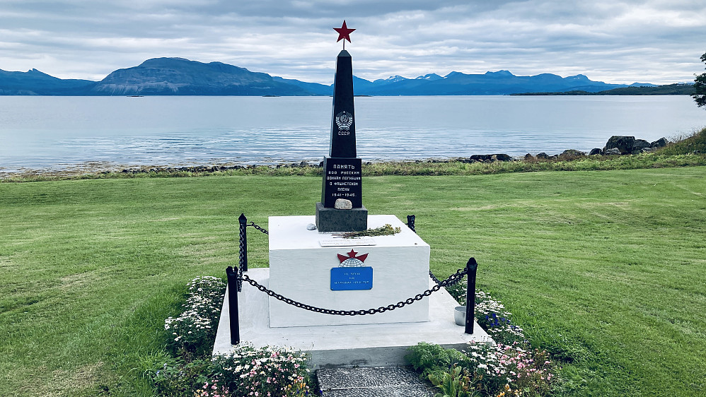 Monumentet over de ca 400 døde, sovjetiske krigsfanger på Trondenes. Høsten 1951 ble gravene flyttet til Tjøtta krigskirkegård