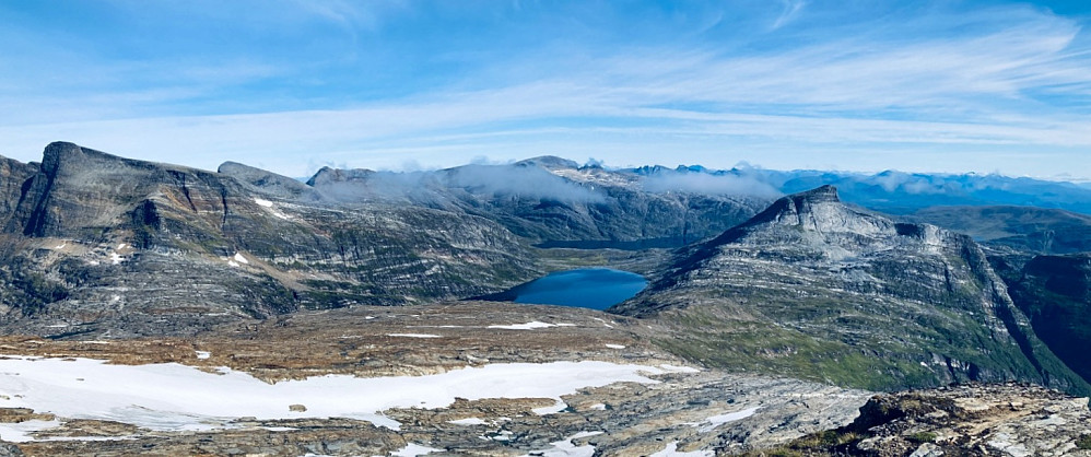 Panorama. Skittendalstinden mot venstre, Blåvatnet 562 og Niingen mot høyre