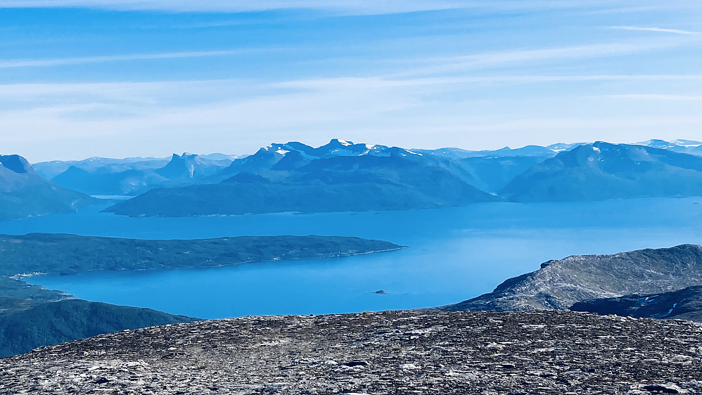 Sørover mot Narvik. Skjomen? Frostisen? Spesiell fjellformasjon med fire topper/horn til høyre for Skjomen. Navn?