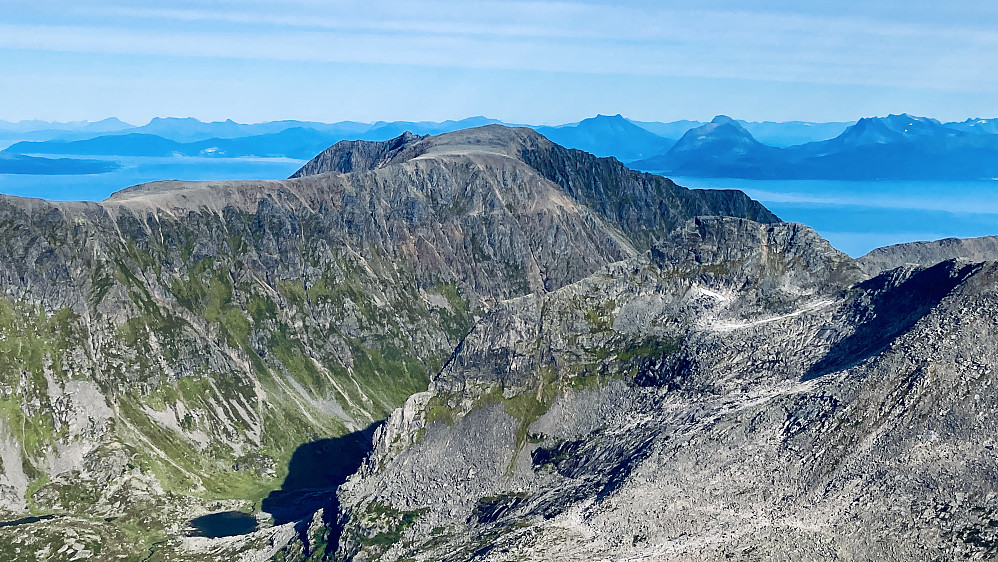 Den brede vestryggen på Skjellesvikgalten 987 som vi var på for fem dager siden tåke og regn. Kjekt å få se toppen i godvær!