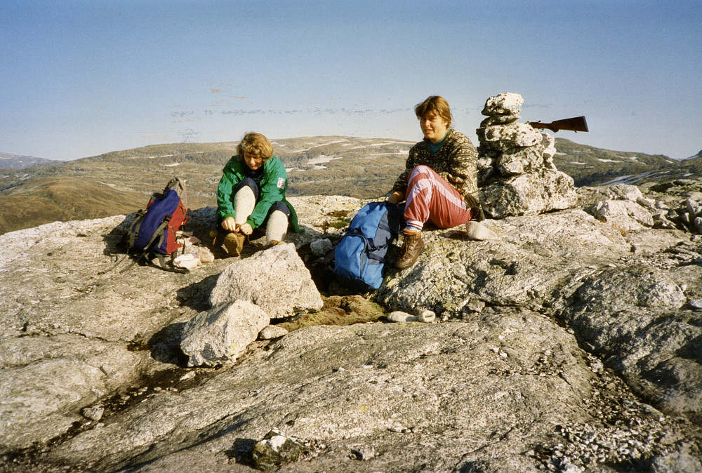 Astrid og Liv Synnøve ved varden på Blankebergnuten