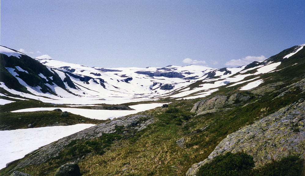Øvre Grøndalsvatnet 1046. Utsikt vestover mot Vossaskavlen