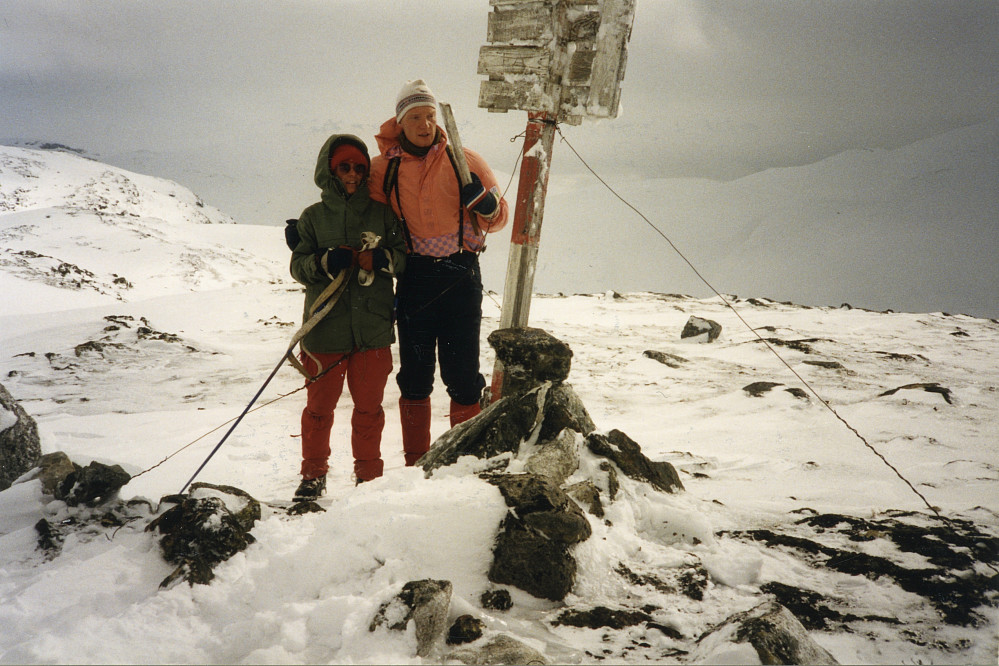 Liv Synnøve og Lars Harald på toppen av Vesetfjellet. Trig-merket ble forsøkt rettet opp igjen ennå en gang!