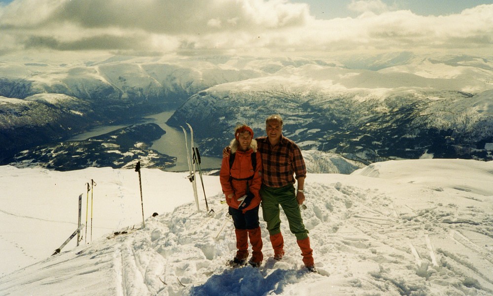 Astrid og jeg på toppen- Utsikt mot Ulvik