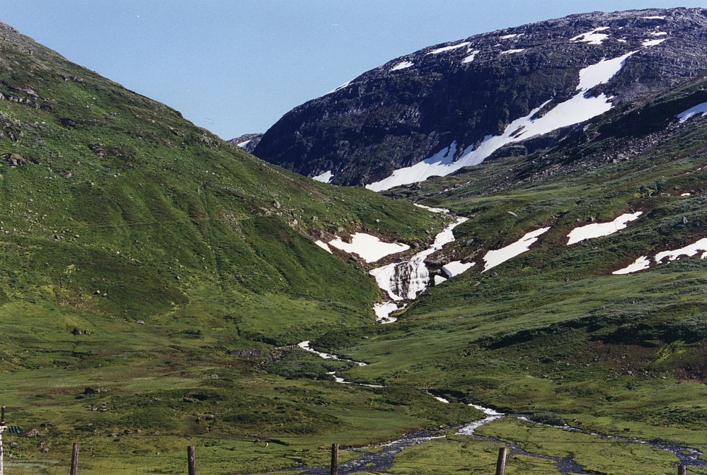 Fra Upsete stasjon mot Gangdalen. Under byggingen av Bergensbanen ble det brukt vannkraft fra vannene mot øst til drift av en turbin nederst i Gangdalen. Turbinen skaffet strøm til elektriske boremaskiner som ble tatt i bruk i under anleggelse av Gravhalstunnelen i 1897