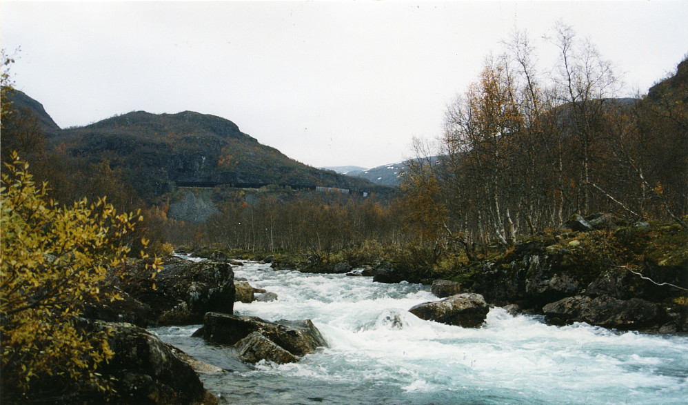 Her på Kleivane var det bro over Kleivelva. Ørneberget i bakgrunnen