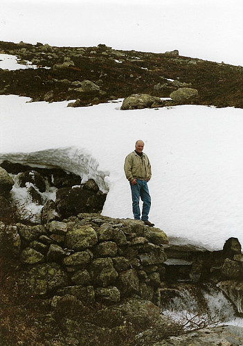 Brofeste etter gammel bro over elven fra Borgarbuvatnet. Foto: Astrid