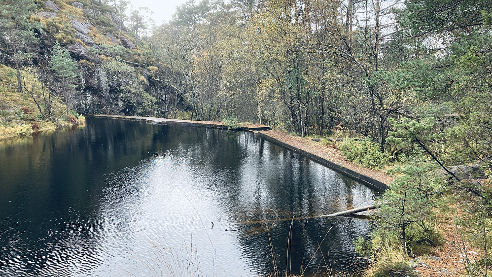 Dammen og demningen vest for og nedenfor Storrindenne