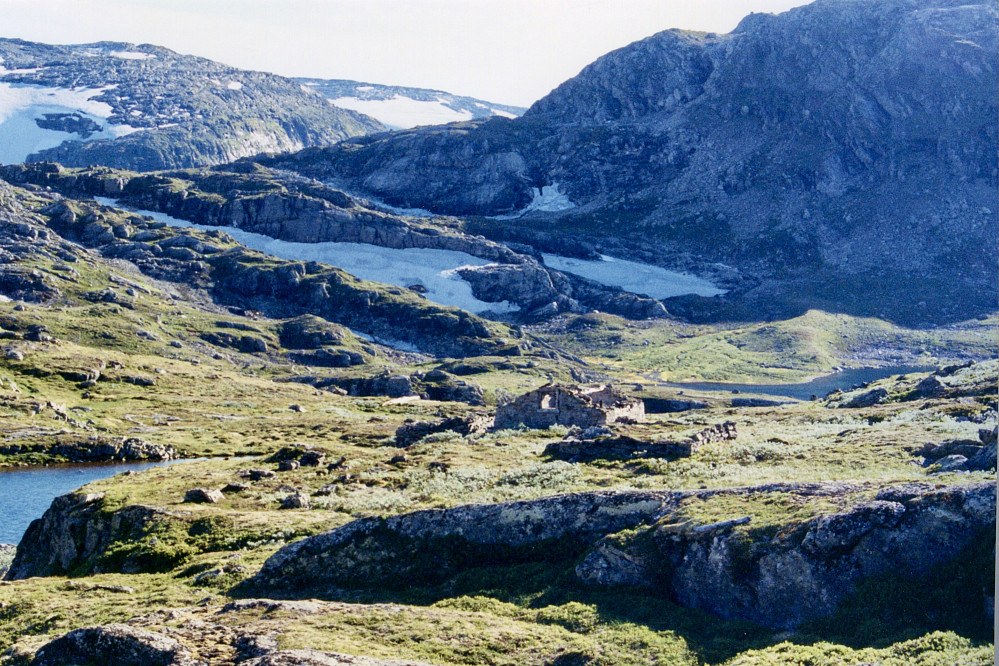 Ruinene etter Gravhalsen Fjellstue bygget i forbindelse med anleggelsen av Bergensbanen omkring 1900