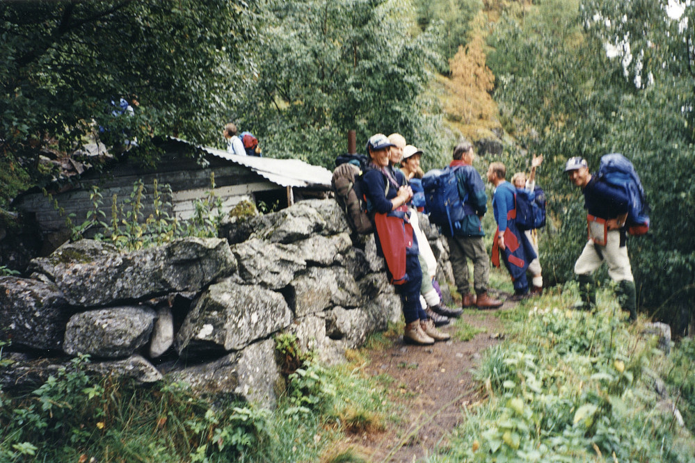 Kort pause ved gammel steinmur nede i Ljosdalen
