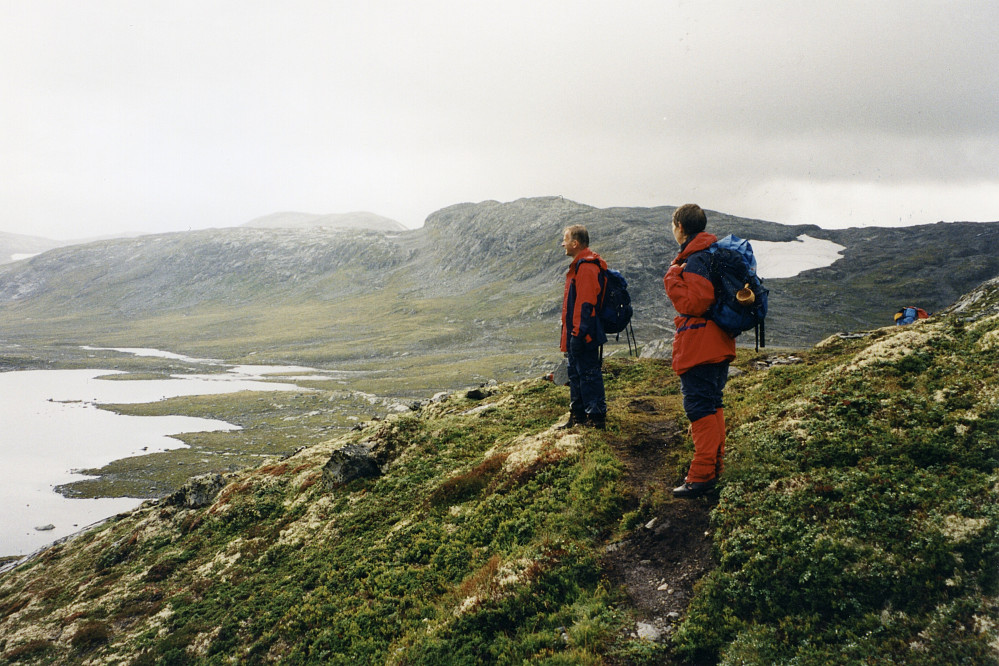 Astrid og Olaf E. skuer ut over Soleifletene