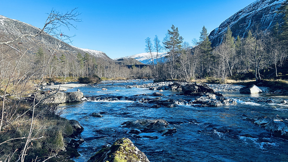 Nydelig langs Kleivelvi! Snøkledde fjell i bakgrunnen er mot Øykjafonn