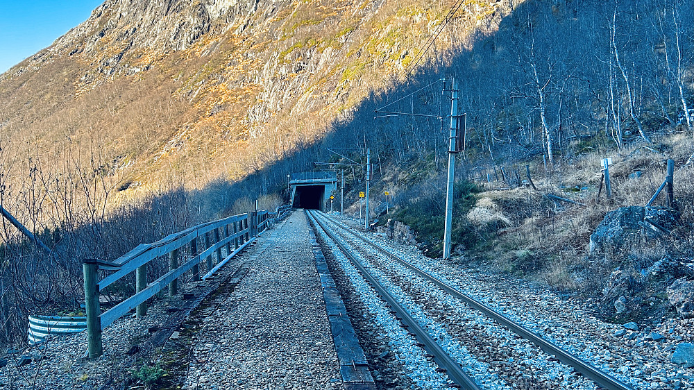 Ørneberget holdeplass. Foto mot tunnelen i vest