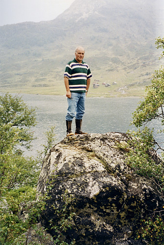 Knut på Klokkesteinen på Lartaneset