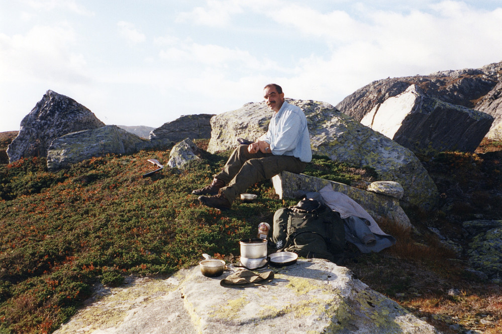 Helge S. Titland steller i stand kaffe og suppe i Tryglabotn på returen