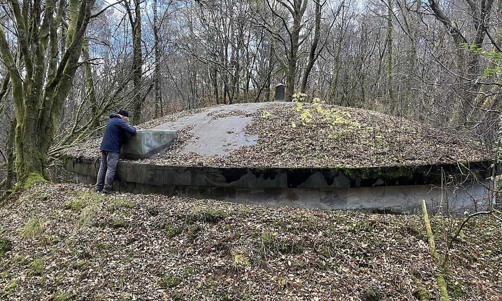 Betongkonstruksjonen som - med rette - går under navnet UFO-en! Her ser jeg ned i åpningen hvor det er en stige og elektriske installasjoner. Foto: Astrid