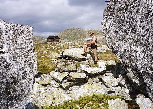 Helge registrerer. Kaldavasshytten i bakgrunnen. Foto mot nord
