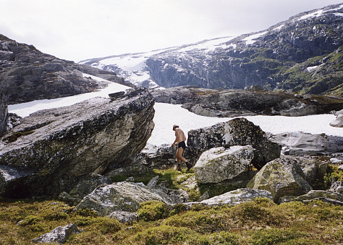 Helge ved oppmuring og tuft sør for Kaldavasshytten. Foto mot sør. Øykjafonnområdet til høyre