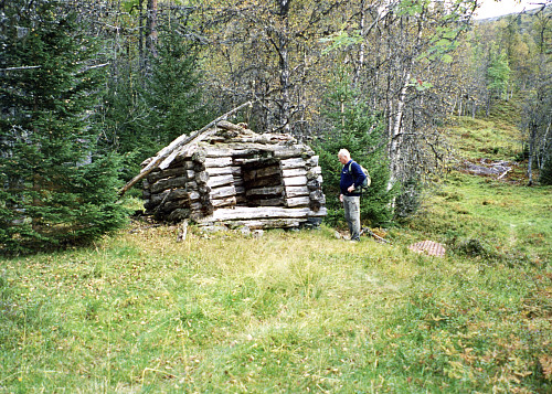 Laftehus - høyløe ved elven fra Vollbottsvatnet. Foto: Helge
