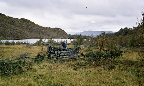 Stølstufter. Vollbottsvatnet i bakgrunnen|