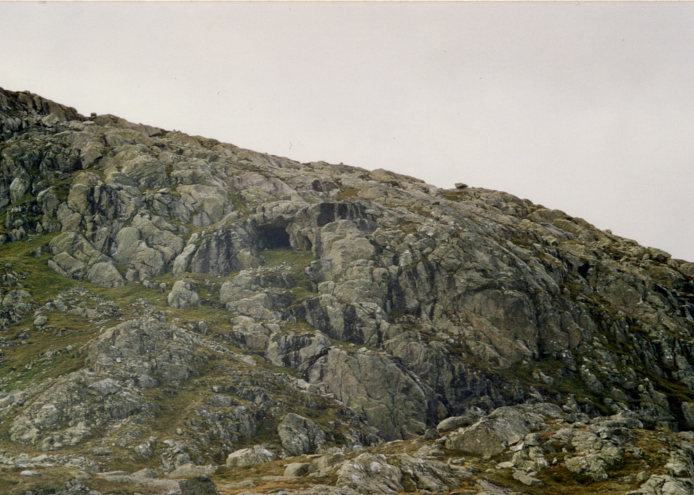 Bjødnahiet er det svarte hullet oppe i fjellsiden. Foto Helge S. Titland