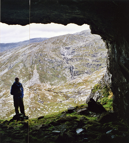 Foto fra innsiden av hulen med Helge i åpningen