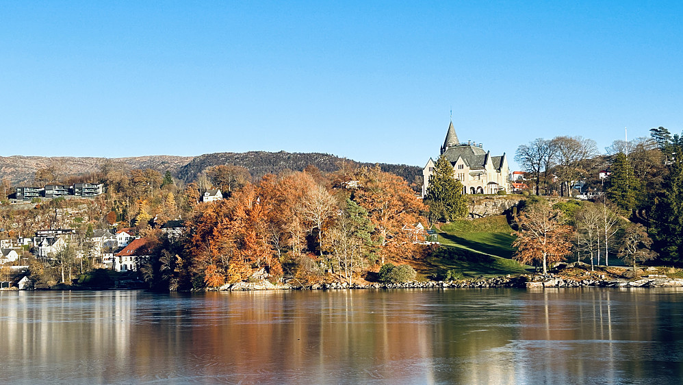 På vei hjem igjen ble det et stopp i Fjøsangerveien for dette fotomotivet av Gamlehaugen!