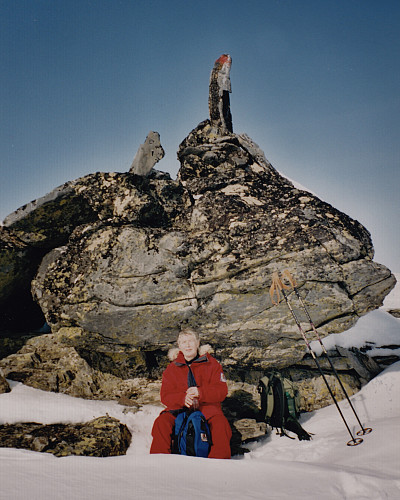 På vei mot Fossdalsskavlen fra Breidalen. Matpause på ca. 1450 moh ved en spesiell varde!