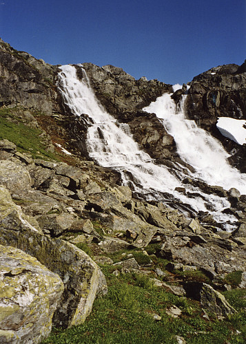Bratt ned langs fossen øverst oppe i Gangdalen!