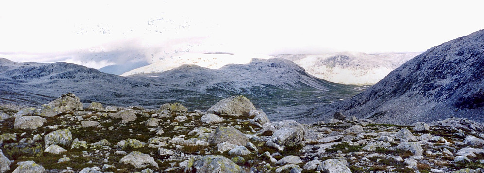 Panorama fra sør i Nordmannaskaret. Skyttargluggane og Grodjuvenuten 1240 mot venstre. Rjoanddalen og Rjoandeggi senter i bakgrunn. 1223-toppen mot høyre