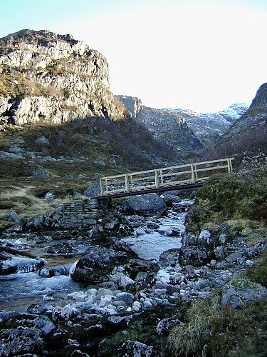 Bro over Kvanngjolo langs stien mot stølene på østsiden av elven