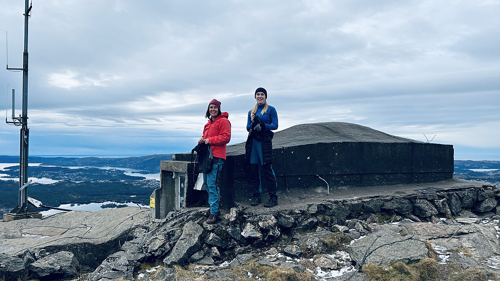 Liv Synnøve og Eirin på Lyderhorn
