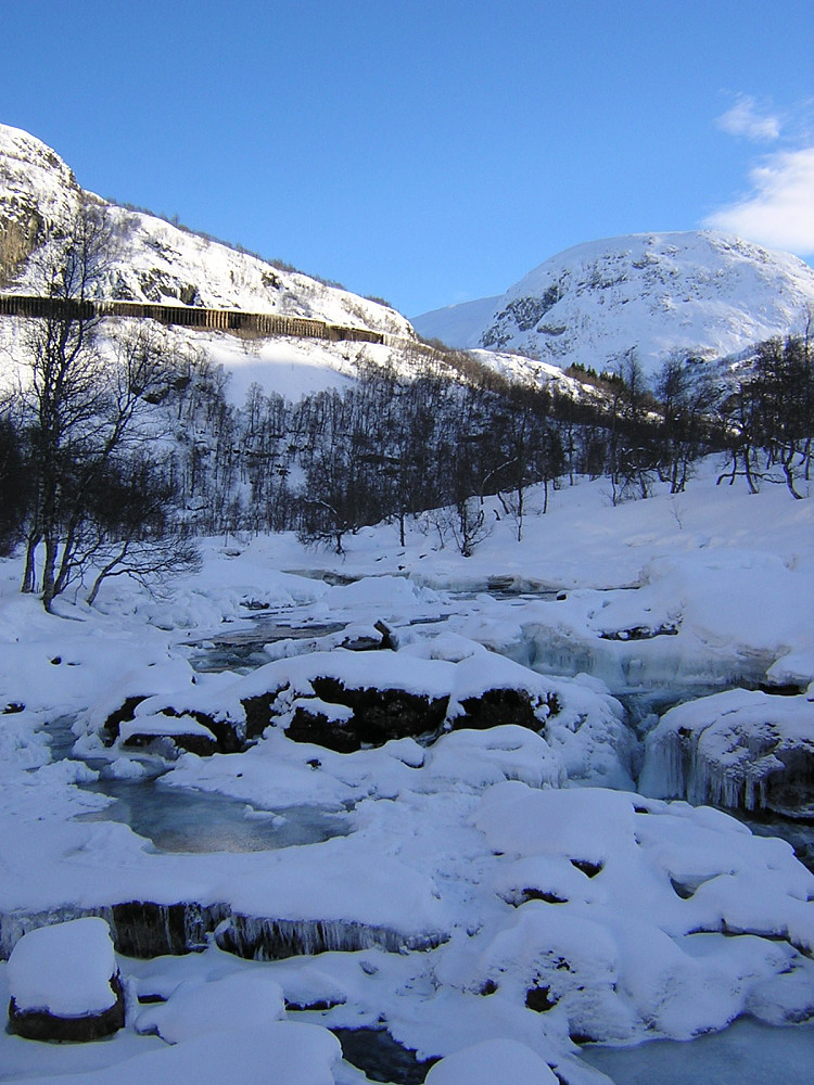 Fra broen ved MUH mot jernbanen langs Ørneberget. Magnhildenuten mot høyre