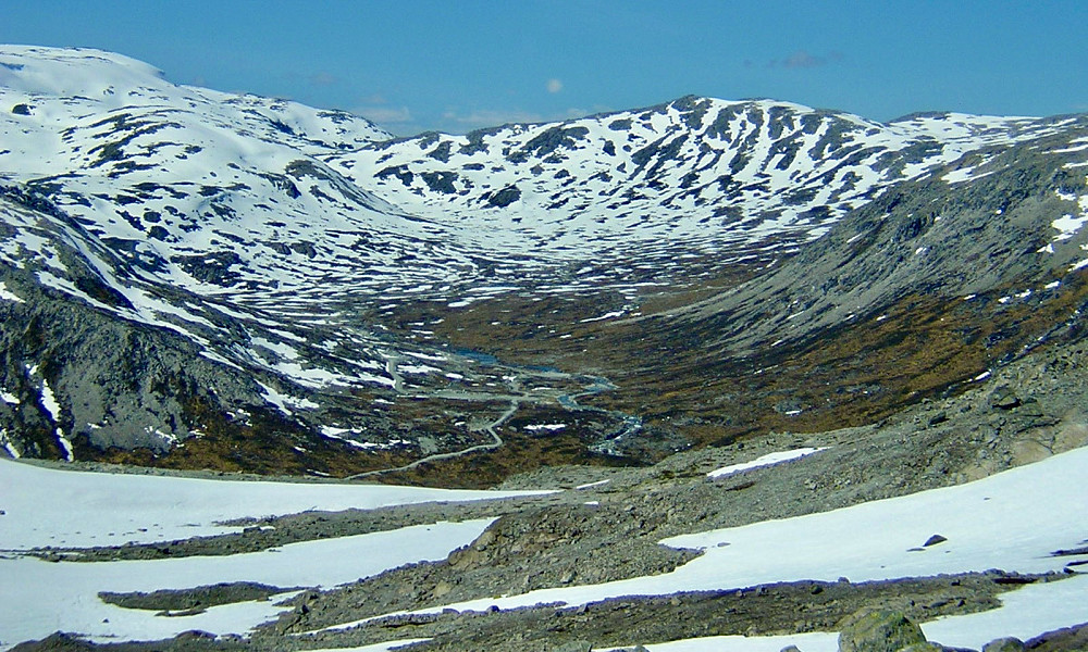 Utsikt nordover mot Grodjuvedalen med militærveien i dalen.