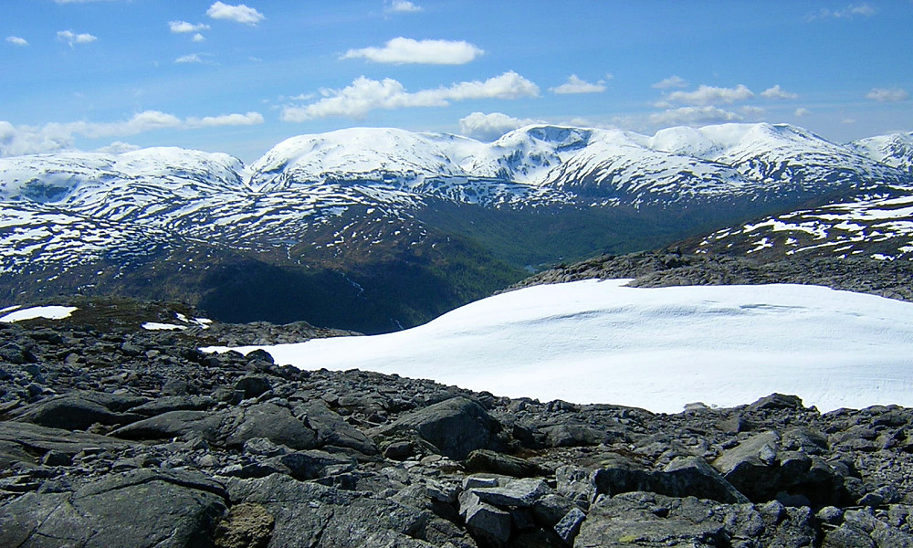 Mot Raundalsryggen. Fra vest Horndalsnuten, Skipadalsnuten, Seldalsnuten og Olsskavlen og Nordbotnnuten