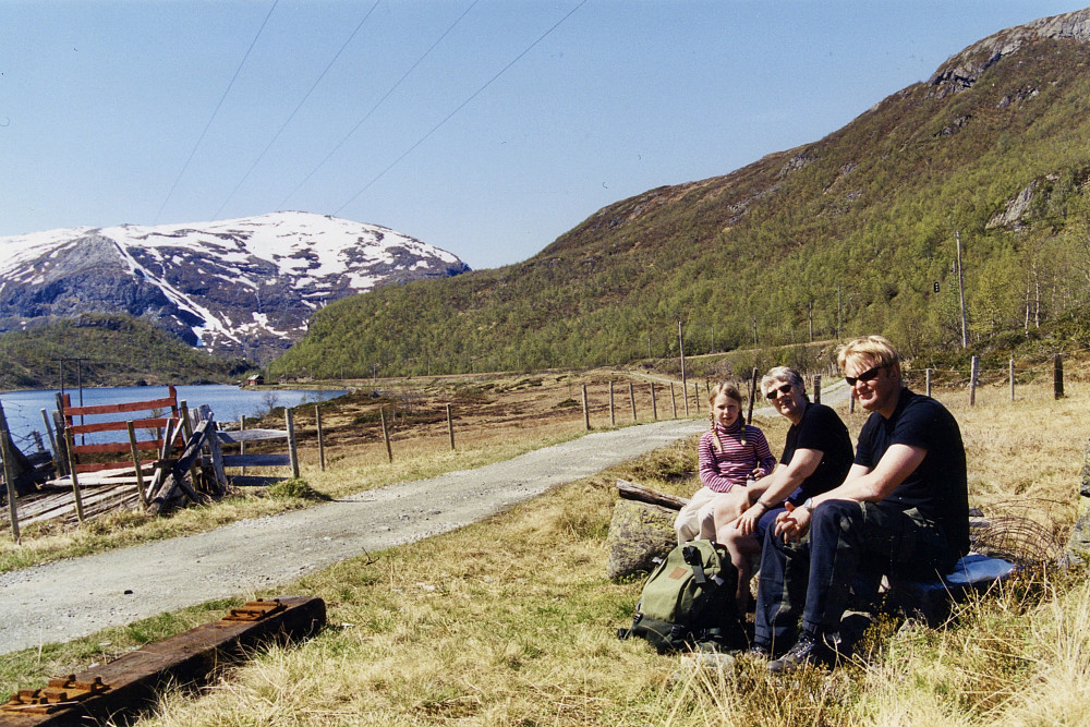 Eirin, Astrid og Jon Helge ved Langvasstølen, Upsetedalen